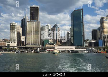 10.05.2018, Sydney, New South Wales, Australien, Ein Blick auf die beeindruckende Skyline von Sydney vom Deck der Fähre nach Manly, wenn die Fähre den pi verlässt Stockfoto