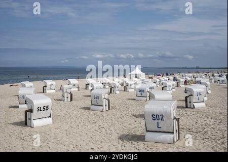 27.07.2024, Ahlbeck, Usedom, Mecklenburg-Vorpommern, Deutschland, Europa, Urlauber und Liegen am Ostseestrand im Kaiserbad A Stockfoto