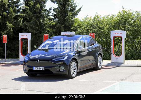 PAIMIO, FINNLAND, 14. JULI 2017: Tesla Model X Elektroauto wird an der Tesla Supercharger Station aufgeladen. Das Model X ist eine elektrische Luxusweiche Stockfoto