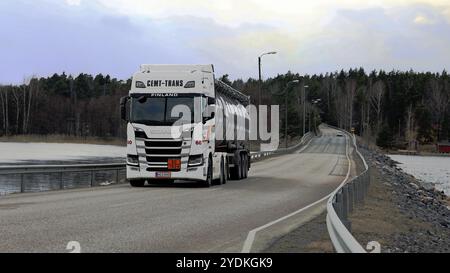 SALO, FINNLAND, 14. APRIL 2017: Der weiße Halbtanker Scania R500 der nächsten Generation für den ADR-Transport von CEMT-Trans fährt südlich von Finlan auf einer Brücke über See Stockfoto