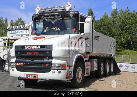 HAMEENLINNA, FINNLAND, 15. JULI 2017: Maßgeschneiderter weißer Super Scania T580 Kipper von MJL Kuljetus Oy auf dem Tawastia Truck Weekend 2017 Stockfoto