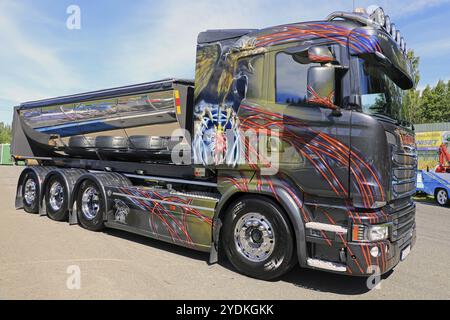 HAMEENLINNA, FINNLAND, 15. JULI 2017: Wunderschön angepasster Scania Golden Eagle Kipper auf dem Tawastia Truck Weekend 2017 Stockfoto