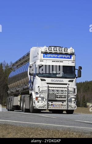 JOKIOINEN, FINNLAND, 1. MAI 2017: Maßgeschneiderter weißer Scania-Sattelschlepper mit Bullenbügel und Beleuchtungszubehör für Haanpaa auf der Straße an einem sonnigen Tag Stockfoto