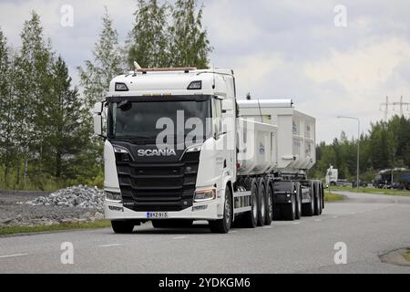 Turku, Finnland. August 2019. Der weiße Scania R650-Lkw der nächsten Generation zieht bei der Probefahrt einen Schotteranhänger. Scania in Finnland 70 Jahre Tour Stockfoto