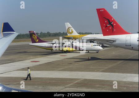 21.12.2013, Yangon, Republik Myanmar, Asien, Inlandsflugzeuge, die auf dem Vorfeld des internationalen Flughafens von Yangon abgestellt wurden Stockfoto