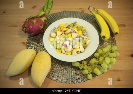 07.04.2019, Singapur, Republik Singapur, Asien, frisch zubereiteter Obstsalat mit Mango, Banane, grünen Trauben, Apfel- und Drachenfrucht, Asien Stockfoto