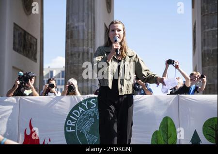 15.09.2023, Berlin, Deutschland, Europa, die deutsche Klimaschutzaktivistin Luisa Neubauer während ihrer Rede auf einer Bühne vor dem Brandenburger Tor in Stockfoto