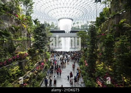 28.04.2019, Singapur, Republik Singapur, Asien, Blick auf das neue Jewel Terminal mit Wasserfall und Forest Valley am Changi International Airport. T Stockfoto