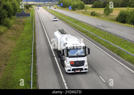 Der weiße Mercedes-Benz Actros Lkw-Tankwagen transportiert im Sommer Dieselkraftstoff ADR-Code 30-1202 auf der Autobahn. Salo, Finnland. August 2023 Stockfoto