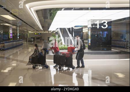 31.01.2020, Singapur, Republik Singapur, Asien, Fluggäste kommen am Flughafen Changi an und tragen Masken, um sich vor dem Coronavirus zu schützen Stockfoto