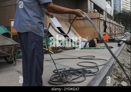 16.08.2012, Peking, China, Asien, zwei Arbeiter auf einer Baustelle im Geschäftszentrum der chinesischen Hauptstadt Asien Stockfoto