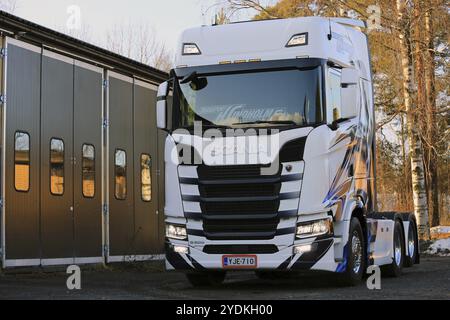 RASEBORG, FINNLAND, 19. NOVEMBER 2016: Scania S500 der nächsten Generation von Transport K Lindholm & Co. Parkt auf einem Werft. Das Transportunternehmen mit Sitz in Raseborg Stockfoto