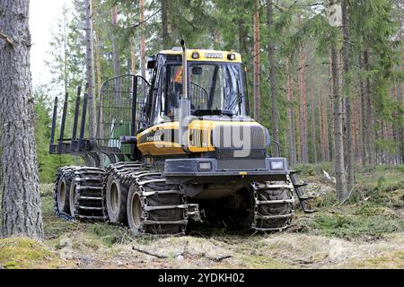 HUMPPILA, FINNLAND, 9. APRIL 2017: PONSSE Elchwaldspediteur im Nadelwald im Frühjahr. Der Elch hat eine Tragfähigkeit von 000 kg Stockfoto