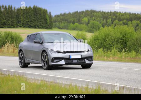 Silbernes Kia EV6 Batterie-Elektroauto bei Geschwindigkeit auf der Autobahn Stockfoto