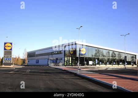 HALIKKO, FINNLAND, 8. OKTOBER 2016: Der neue Lidl-Supermarkt in Halikko. Die Discount-Supermarktkette Lidl Stiftung & Co. KG hat derzeit 152 Filialen Stockfoto