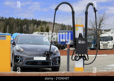 Kia E-Niro Batterie für Elektroautos. E-Niro ist als Hybrid-, Plug-in-Hybrid- oder als vollelektrisches Fahrzeug erhältlich. Salo, Finnland. März 2023 Stockfoto