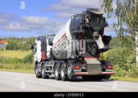 Betonmischer von Swerock Oy, dem größten Lieferanten von Zuschlagstoffen und Fertigbeton in den nordischen Ländern. Salo, Finnland. August 2023 Stockfoto