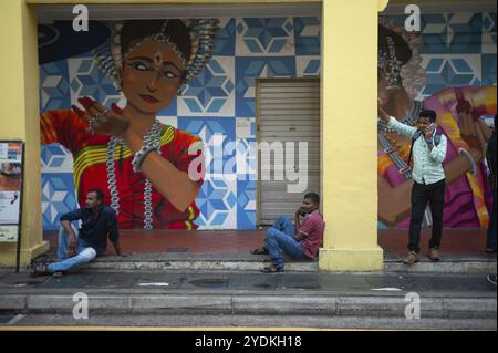 15.04.2018, Singapur, Republik Singapur, Asien, drei Männer warten vor einem farbenfrohen Wandgemälde im Stadtteil Little India, Asien Stockfoto