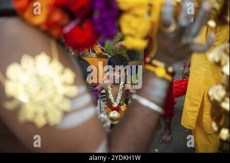 21. Januar 2019, Singapur, Republik Singapur, Asien, Ein kleiner Junge während der Vorbereitungen für das Thai Pusam Festival im Sri Srinivasa Perumal Tempel in Li Stockfoto