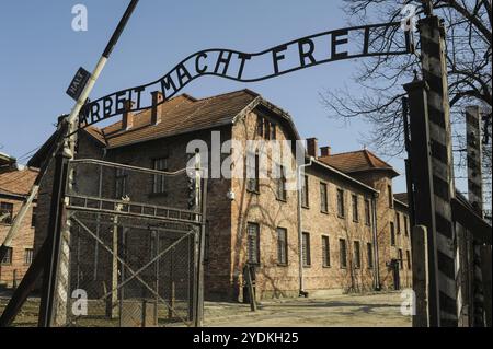 16.03.2015, Auschwitz, Kleinpolen, Republik Polen, Europa, Eingangstor zum ehemaligen Lager Auschwitz I (Hauptlager) mit dem Slogan Stockfoto