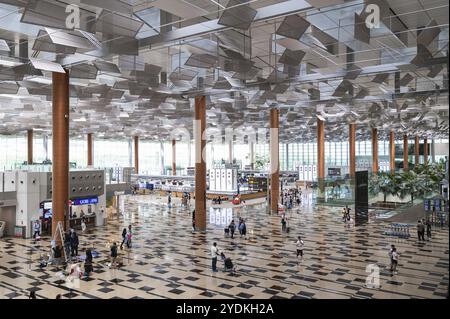 31.07.2023, Singapur, Republik Singapur, Asien, Innenansicht des modernen Terminals 3 mit Flugreisenden am Flughafen Singapur Changi, Asien Stockfoto