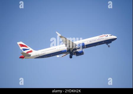 13.05.2024, Berlin, Deutschland, Europa, Ein Passagierflugzeug des British Airways Airbus A321-251NX mit der Registrierung G-NEOW, das von Berlin Brande aus startet Stockfoto