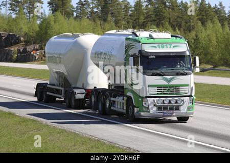 PAIMIO, FINNLAND, 13. JUNI 2016: Der weiße und grüne Doppeltanker Volvo FH von Kuljetusliike Suvinen fährt im Frühjahr auf der Autobahn, um eine Ladung ce aufzunehmen Stockfoto