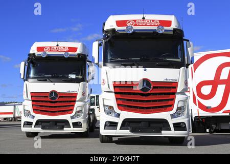 NAANTALI, FINNLAND, 16. SEPTEMBER 2016: Mercedes-Benz Actros 2551 Lastkraftwagen mit der neuen visuellen Identität von Ahola Transport im Unternehmen Stockfoto