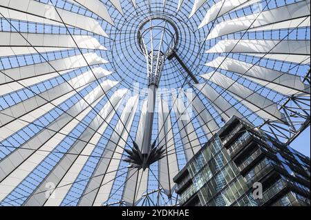 22.04.2023, Berlin, Deutschland, Europa, Dachbau des Zentrums am Potsdamer Platz (Sony Center) in den Berliner Stadtteilen Mitte und Tiergarten Stockfoto