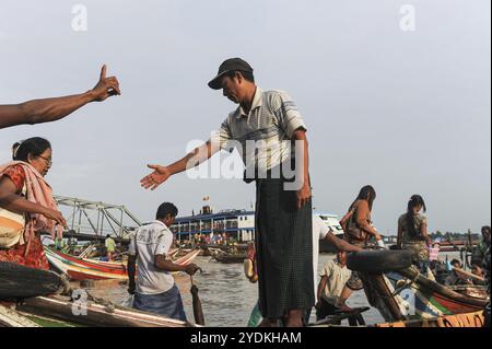 01.08.2013, Yangon, Myanmar, Asien, Passagiere besteigen wartende Flusstaxis am Ufer des Yangon River, die lokale Pendler über den Yangon Riv bringen Stockfoto