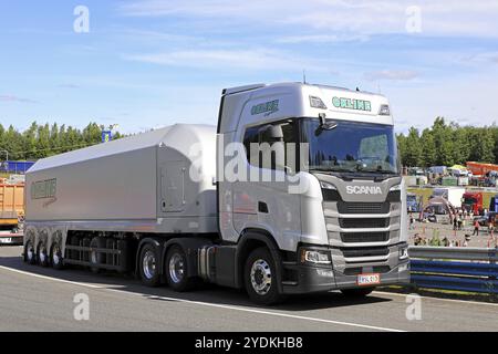 HAMEENLINNA, FINNLAND, 15. JULI 2017: Auflieger Scania R450 der nächsten Generation für Float Glass Transport von OKLine Logistics am Tawastia Truck Weekend Stockfoto