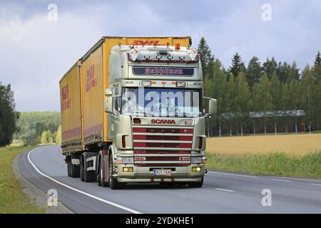 URJALA, FINNLAND, 11. AUGUST 2016: Customized Gold Scania 164L 480 von Kuljetus T. Seppanen bewegt sich an einem bewölkten Morgen auf der Autobahn 9 in Südfinnland Stockfoto