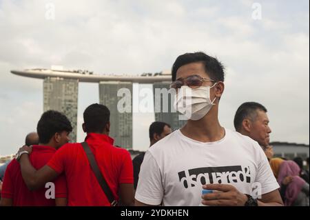 26.01.2020, Singapur, Republik Singapur, Asien, Ein Mann trägt eine Gesichtsmaske im Merlion Park in Marina Bay. Dies geschieht kurz nach der ersten Coronavi Stockfoto