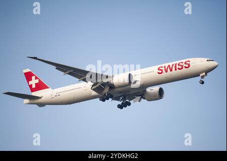 26.07.2023, Singapur, Republik Singapur, Asien, Ein Passagierflugzeug der Swiss Airlines Boeing 777-300ER, Zulassungsnummer HB-JNL, bei Anflug nach Changi I Stockfoto