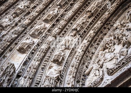 Detail an der Fassade der wunderschönen Kathedrale von Rouen, auch Kathedrale von Notre-Dame genannt, im gotischen Stil, reich dekoriert, Rouen, Normandie, Frankreich Stockfoto
