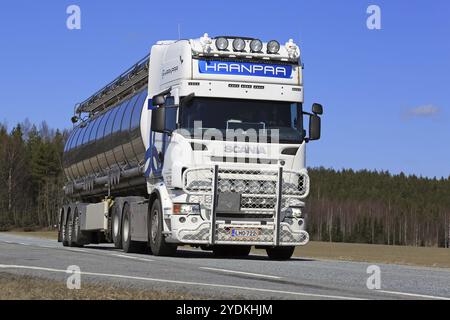 JOKIOINEN, FINNLAND, 1. MAI 2017: Maßgeschneiderter weißer Scania-Sattelschlepper von Kuljetus H Kemppainen mit Bullenstange und Beleuchtungszubehör für Haanpaa o Stockfoto