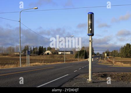 Neue Radarkamera und langsamer Verkehr an einem sonnigen Wintertag in Südfinnland Stockfoto