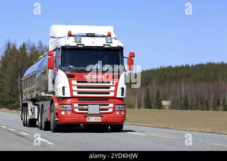 JOKIOINEN, FINNLAND, 1. MAI 2017: Der rot-weiße Sattelwagen Scania R500 für Schüttgut- oder Flüssigtransporte fährt an einem schönen sonnigen Tag entlang der Straße Stockfoto