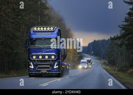 Wunderschöner blauer Volvo FH Kipper von KMS-Palvelu Oy, der an einem regnerischen Herbsttag in der Abenddämmerung im Autobahnverkehr fährt. Salo, Finnland. 30. Oktober 2020 Stockfoto