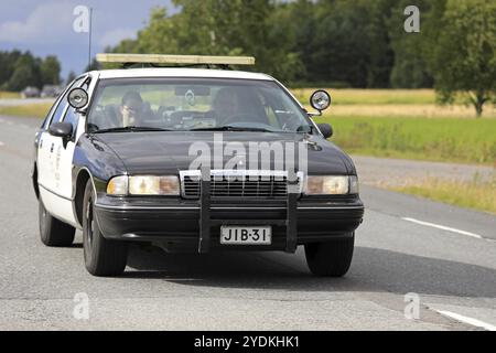 SOMERO, FINNLAND, 5. AUGUST 2017: Das amerikanische Polizeiauto der 1990er Jahre fährt auf der Maisemaruise 2017 in Tawastia, Fin Stockfoto