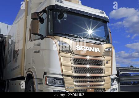 FORSSA, FINNLAND, 1. MAI 2017: Detail des stylischen Scania R500 der nächsten Generation von I Salomaa für den Transport von Lebensmitteln in der Ladezone eines Lagers Stockfoto