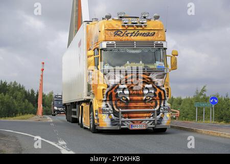 LEMPAALA, FINNLAND, 6. AUGUST 2015: Scania R620 Show Truck Tiger of Kuljetus Ristimaa Oy hält in Lempaala auf dem Weg zur Power Truck Show 2015 Stockfoto