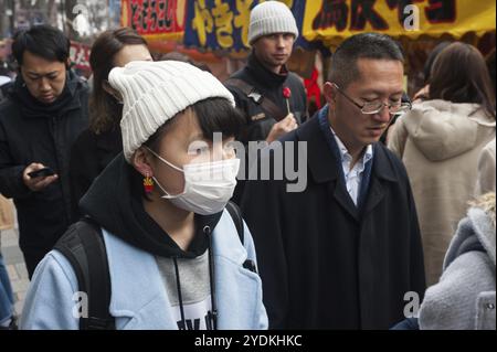 31.12.2017, Tokio, Japan, Asien, Fußgänger, die auf einer Straße im Bezirk Shibuya, Asien, spazieren Stockfoto