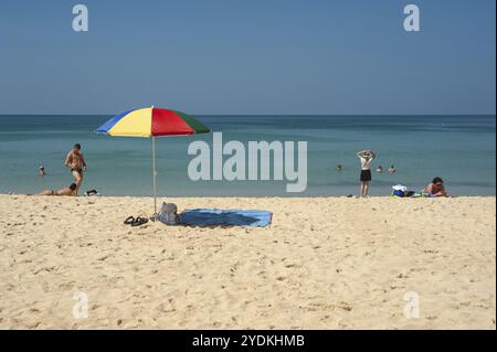 16.11.2019, Phuket, Thailand, Asien, Urlauber, die sich im Sand am Karon Beach sonnen Stockfoto