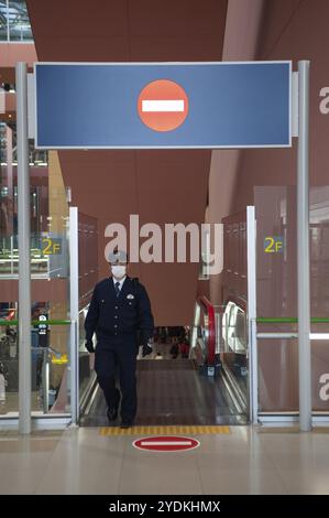 23. Dezember 2017, Osaka, Japan, Asien, Ein uniformierter Flughafenmitarbeiter auf einer Rolltreppe am Kansai International Airport, Asien Stockfoto