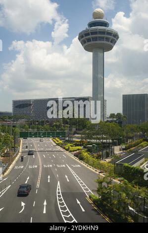 18.04.2019, Singapur, Republik Singapur, Asien, erhöhte Sicht auf den Kontrollturm und das Crown Plaza Hotel am Flughafen Changi, Asien Stockfoto