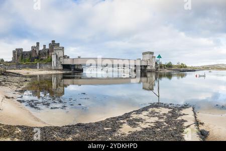 Ein HDR-Panoramablick mit mehreren Bildern über eine sandige Hutbahn in Richtung Conwy Castle und der Conwy Hängebrücke, die sich bei Ebbe am 26 Stockfoto