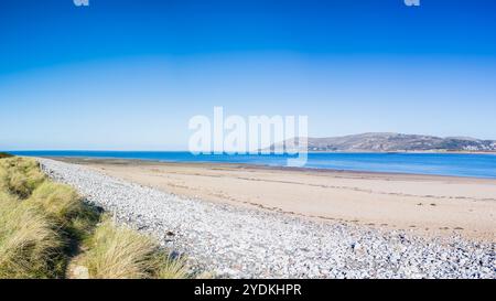 Blick entlang des Strandes von Conwy über die Mündung von Conwy in Richtung Great Orme in Llandudno. Stockfoto