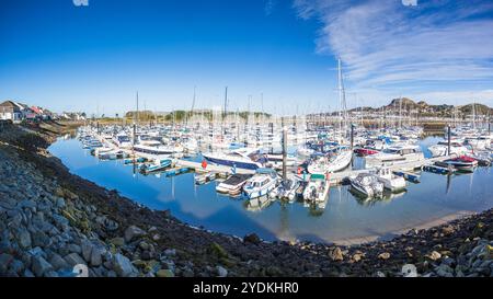 Ein HDR-Panoramablick mit mehreren Bildern in den ruhigen Gewässern von Conwy Marina, Wales, das am 26. Oktober 2024 unter einem hellblauen Himmel zu sehen war. Stockfoto