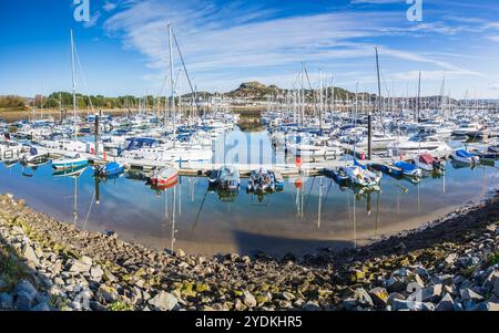 Ein HDR-Panorama mit mehreren Bildern, das sich in den ruhigen Gewässern von Conwy Marina, Wales spiegelt, wurde am 26. Oktober 2024 unter einem hellen B gesehen Stockfoto